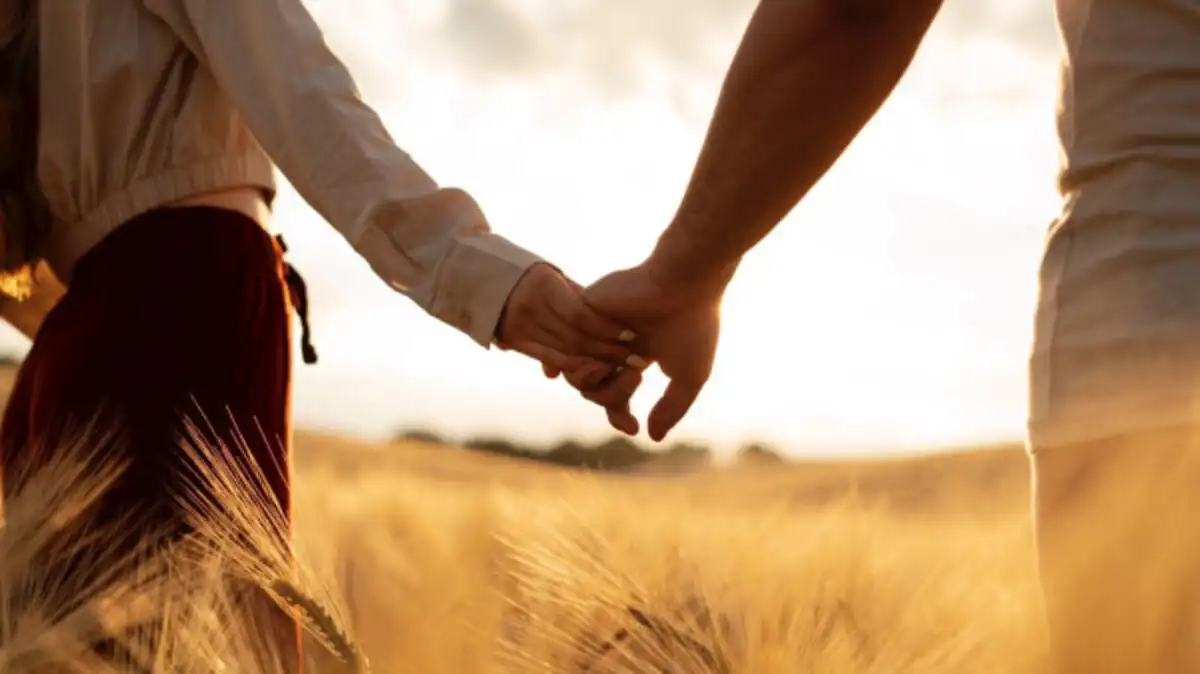 Petir Itu Hadir Tanpa Izin, Sebuah Pengantar Bila Kau Jatuh Cinta