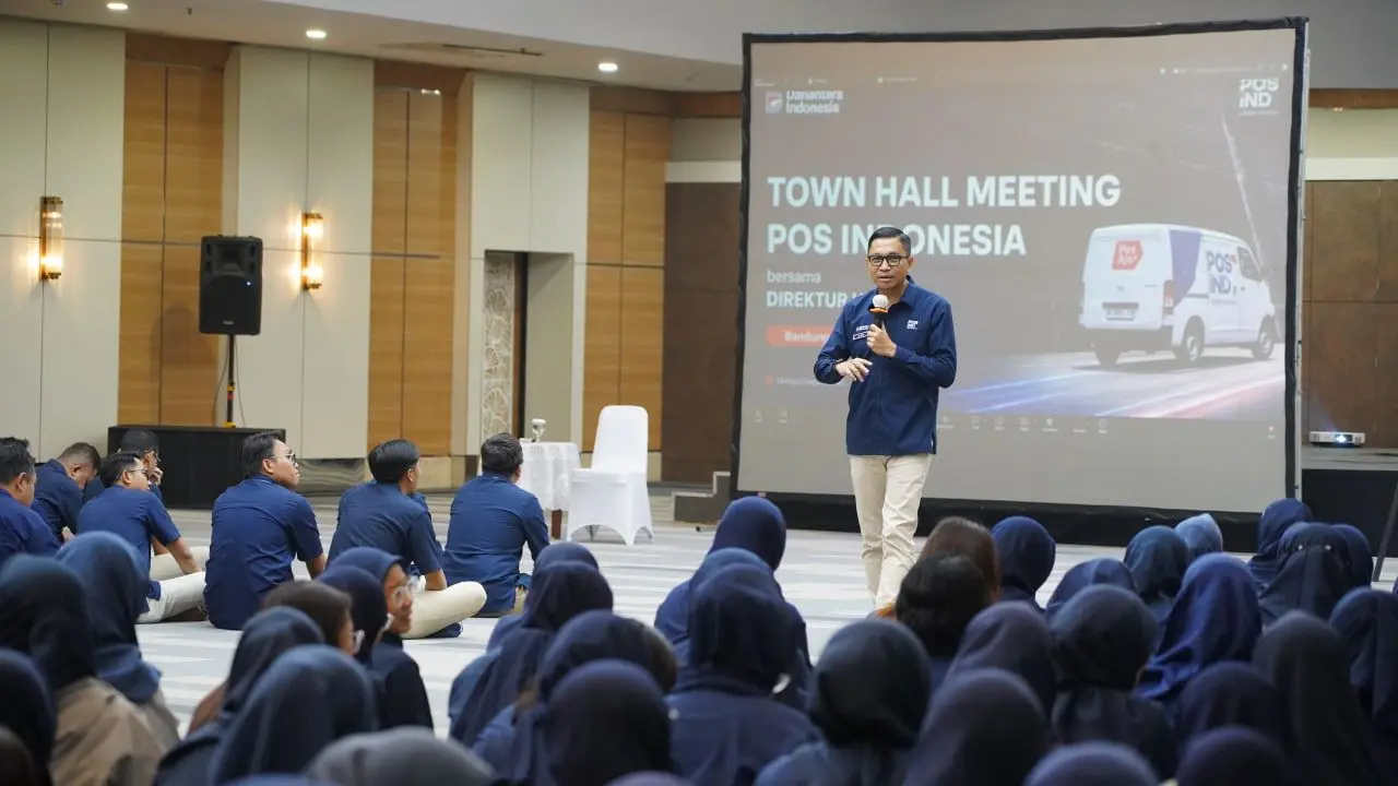 Direktur Utama PT Pos Indonesia Muhammad Iskandar berpidato di depan karyawan dalam Townhall Meeting di GPI Bandung, pada 20 Mei 2026 (Sumber: https://www.posindonesia.co.id/) Pos Indonesia