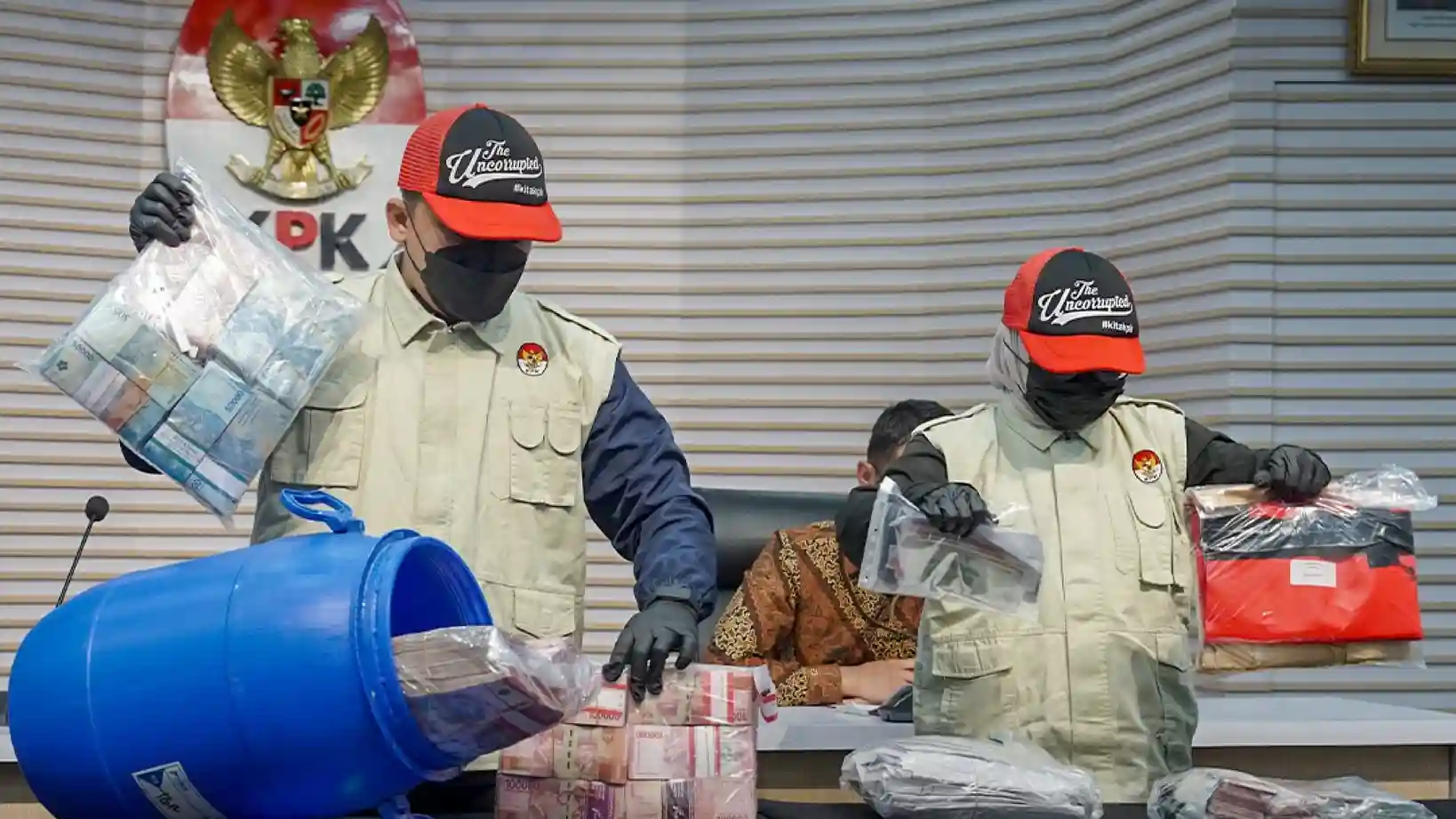 OTT Bupati Klaten: Tong Biru, Rp1,9 Miliar, dan Lima Klaster Dugaan Korupsi
