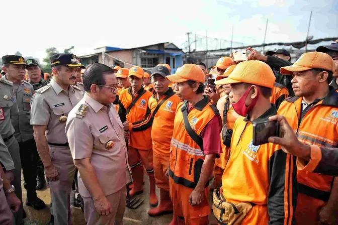 Sarjana Berebut Jadi Pasukan Oranye: Fenomena Anomali Ketenagakerjaan Indonesia