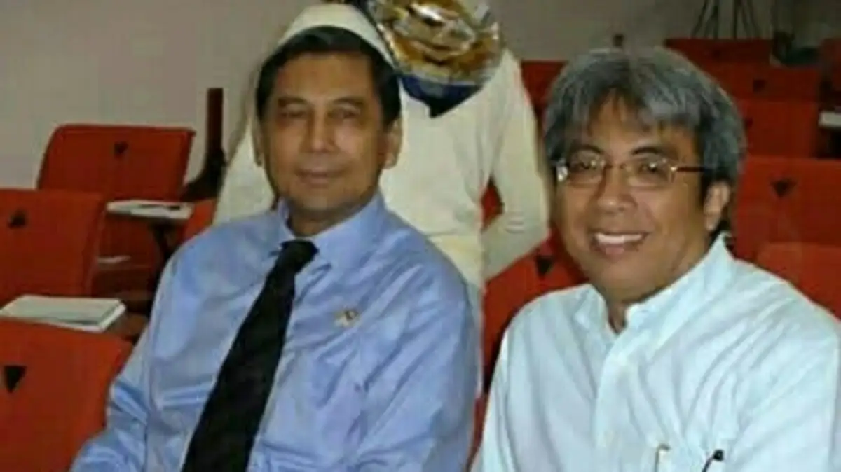 Mendiang Juwono Sudarsono bersama Imam B. Prasodjo di sekitar tahun 1980 (Sumber: https://www.facebook.com/imam.b.prasodjo) Juwono Sudarsono