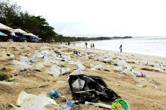 Prabowo Kritik Pantai Bali Penuh Sampah, Rugikan Pariwisata