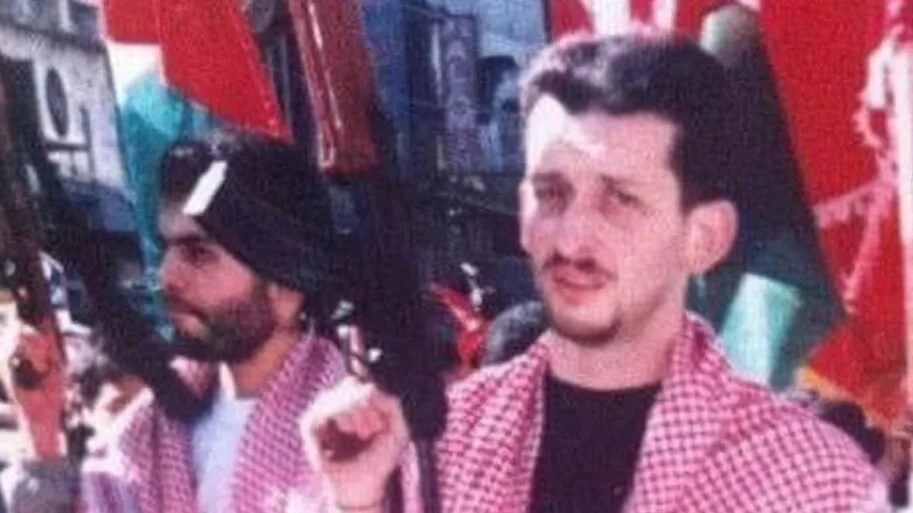 Nader Sadaqa ketika mengangkat senjata bersama Front Populer Pembebasan Brigade Abu Ali Mustafa (PFLP) melawan penjajah Israel (Sumber: https://x.com/richimedhurst/) Nader Sadaqa