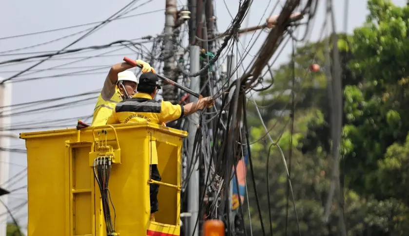 Kabel Semrawut di Jakarta Semakin Bahayakan Keselamatan Warga