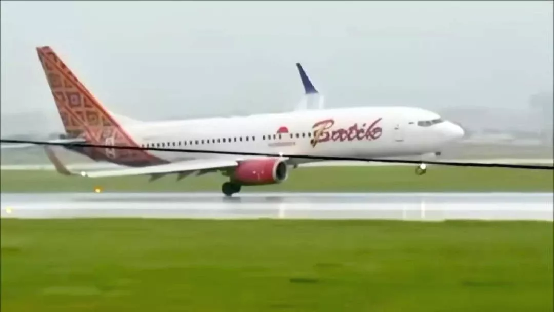 Bukan Bahaya, Ini Alasan Ilmiah Kenapa Pesawat Batik Air Mendarat Miring