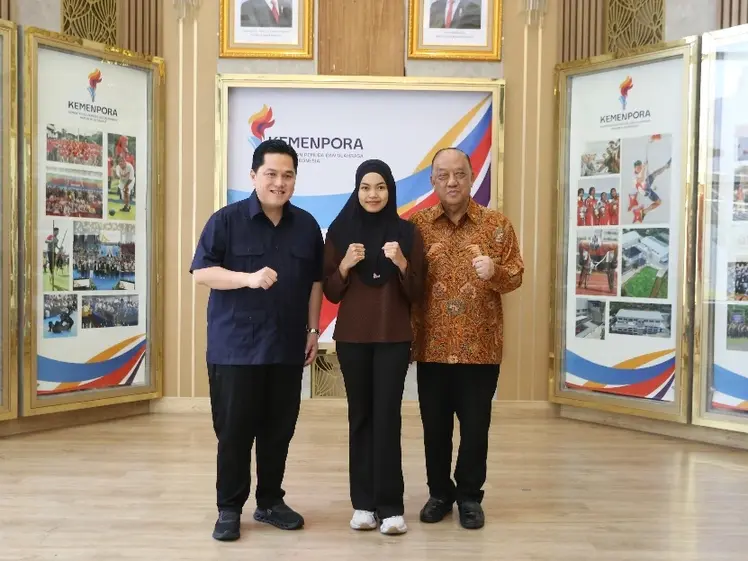 Menpora RI, Erick Thohir, menerima atlet kickboxing nasional, Viona Amalia Adinda Putri di Kemenpora, Jakarta, Jumat (13/3).(foto: Kemenpora.go.id) erick thohir - pelecehan