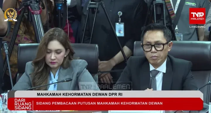Nafa Urbach dan Eko Patrio saat mengikuti sidang etik Mahkamah Kehormatan Dewan (MKD) yang digelar di Kompleks Parlemen, Senayan, Jakarta, Rabu (5/11/2025). (Foto: Tangkapan Layar Youtube TV Parlemen) Eko - MKD