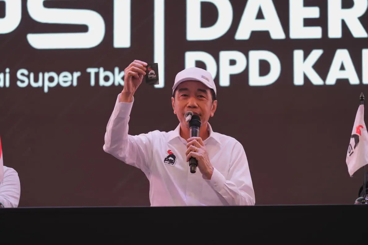 Pamer Kartu Anggota PSI, Jokowi Tantang Parlementary Treshold 8%