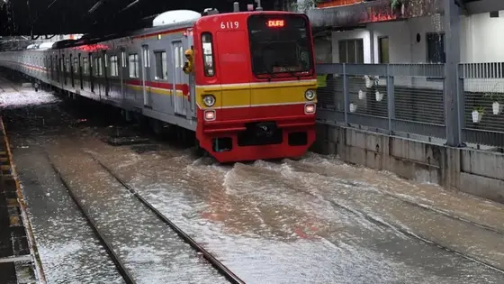 Salah satu rangkaian KRL Commuterline melintas perlahan pada jalur rel yang terendam banjir di Stasiun KA Sudirman, Jakarta. krl - banjir