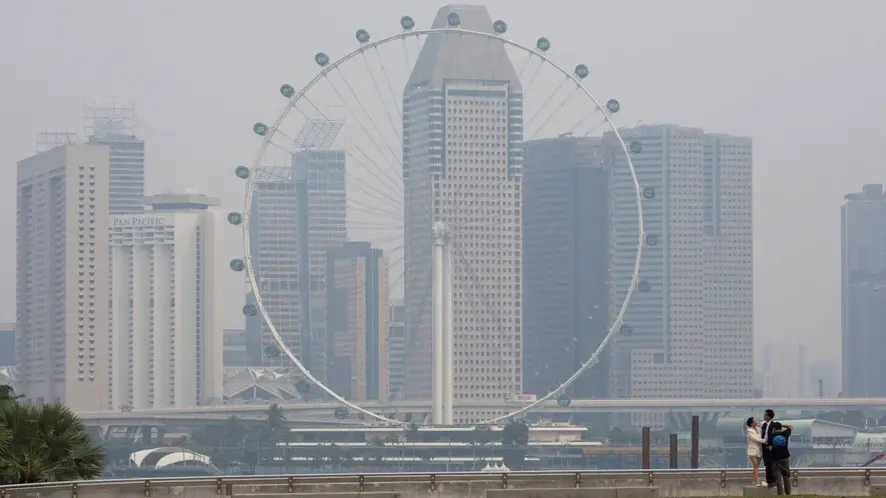 Pemandangan Kabut Asap akibat Karhutla Kalimantan di Singapura (Foto: Reuters) karhutla - singapura