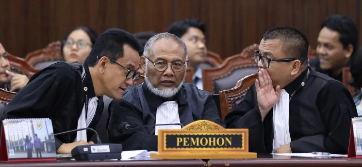 Kuasa Hukum Pemohon Refly Harun bersama Bambang Widjojanto dan Pemohon Denny Indrayana saat mengikuti sidang pengucapan putusan sengketa Perselisihan Hasil Pemilihan Umum Presiden dan Wakil Presiden, Selasa (06/10) di Ruang Sidang MK. (Foto Humas/Ifa). Bambang Widjojanto - gibran