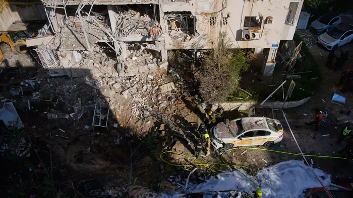 Pasukan keamanan Israel dan tim penyelamat memberikan respons di lokasi serangan balasan rudal Iran di Tel Aviv, Israel, Selasa, 24 Maret 2026. (AP Photo/Ohad Zwigenberg) kerusakan