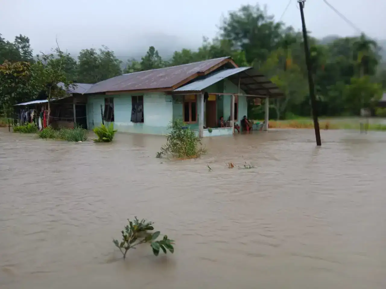 Banjir yang merendam pemukiman warga di Kabupaten Tapanuli Utara, Sumatra Utara, Selasa (25/11). (Foto: BPBD Kabupaten Tapanuli Utara) banjir - tapanuli utara