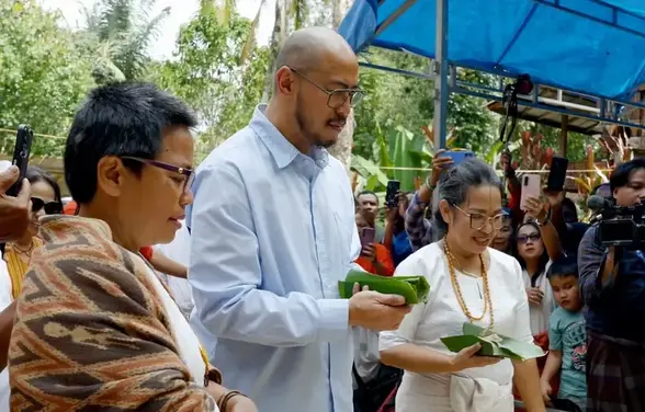 Pandji Pragiwaksono jalani sidang adat di Tongkonan Layuk Kaero, Tana Toraja. (YouTube Aman) Pandji - sidang adat