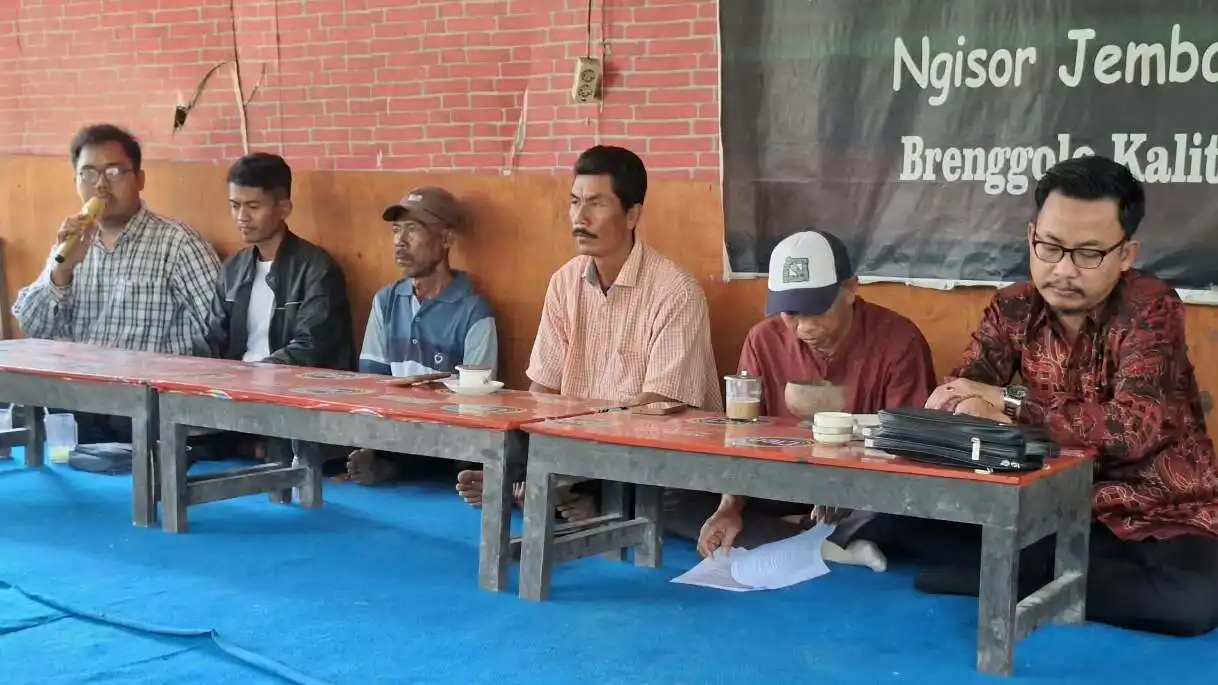 Aktivis SEJUTA Farhan Prabu berbicara di depan waratawan dalam konferensi pers di Pondok Sorjem, Kalitidu, Bojonegoro pada 17 September 2026. (Sumber: istimewa) Farhan Prabu
