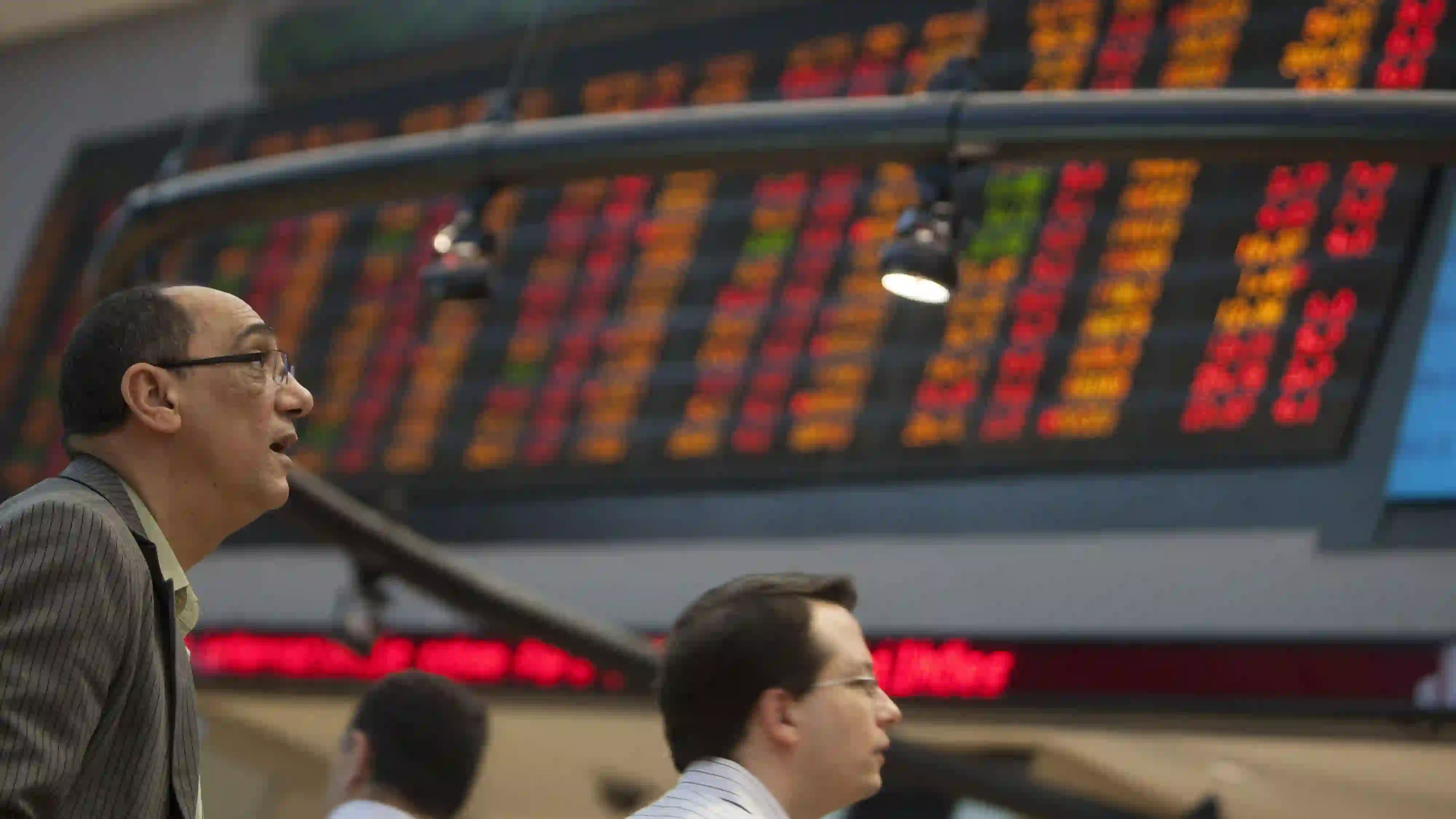 Pengunjung melihat monitor harga saham di Bursa Saham BM&FBOVESPA, di Sao Paulo, Brasil, Senin, 8 Agustus 2011. (Foto AP/Andre Penner) bursa saham