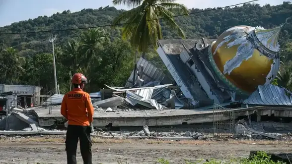 Anggota Basarnas sedang mengamati sebuah masjid yang runtuh akibat gempa berkekuatan magnitudo 7,7 di Desa Satar Kampas, Manggarai Timur, Nusa Tenggara Timur (NTT), Senin (17/8). gempa NTT - basarnas