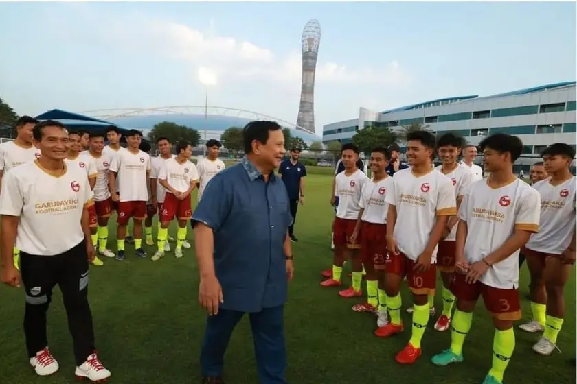 Penggagas akademi Garudayaksa, Prabowo Subianto mengunjungi para pemain Garudayaksa-Persib di Aspire Academy, Qatar, Rabu, (31/5/2023). (Foto: Antara) Prabowo - Garudayaksa