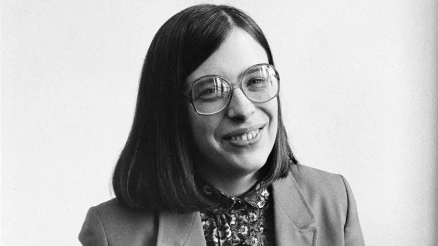 Sumber: https://photoarchive.lib.uchicago.edu/ Theda Skocpol