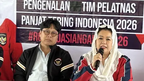 Ketua Umum FPTI Yenny Wahid (kanan) memberikan keterangan terkait kasus pelecehan seksual di dalam tim panjat tebing. (Foto: detikSport) Yenny Wahid - FPTI