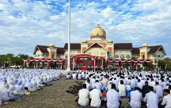 Massa datang ke Masjid Raya Baiturrahman untuk mengikuti doa dan zikir akbar dalam rangka memperingati Hari Damai Aceh yang diperingati setiap 15 Agustus. hari damai aceh