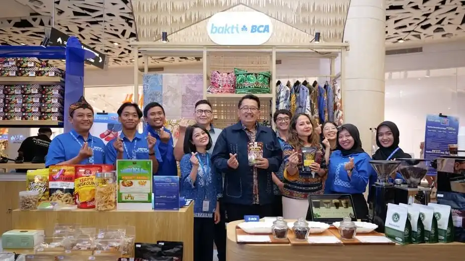 Direktur BCA Antonius Widodo Mulyono (keempat dari kanan) dan EVP Corporate Communication & Social Responsibility BCA Hera F. Haryn (ketiga dari kanan) berpose di sela pembukaan UMKM Fest 2025 pada 13 Agustus 2025. (Sumber: https://www.bca.co.id/) UMKM