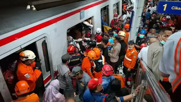 Proses evakuasi kecelakaan kereta di Stasiun Bekasi, penumpang KRL terjepit akibat ditabrak KA Anggrek Bromo, Senin (27/4/2026). kecelakaan kereta - bekasi