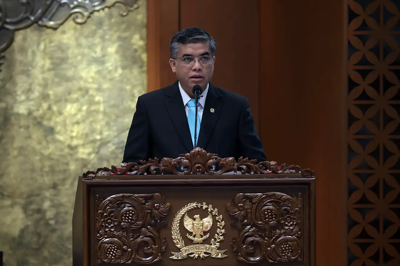 Menteri Ketenagakerjaan Yassierli memaparkan poin penting UU Pelindungan Ketenagakerjaan. (Foto: Humas Kemnaker) Yassierli - dpr