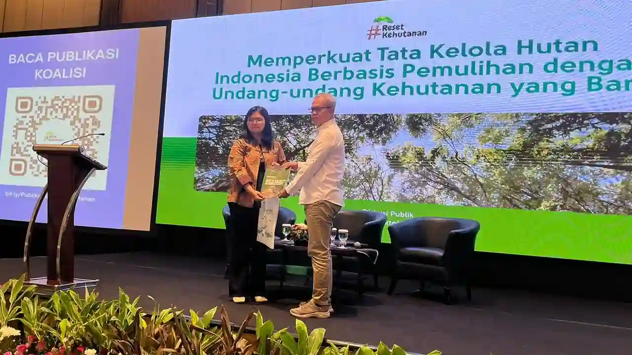 Direktur Eksekutif Indonesian Center for Environmental Law (ICEL) Lasma Natalia H. Panjaitan meneyrahkan Naskah Akademik (NA) dan Daftar Inventarisasi Masalah (DIM) UU Kehutanan kepada Kementerian Kehutanan yang diwakili Kepala Biro Hukum Supardi, Senin (5/10/2026). Lasma Natalia H. Panjaitan