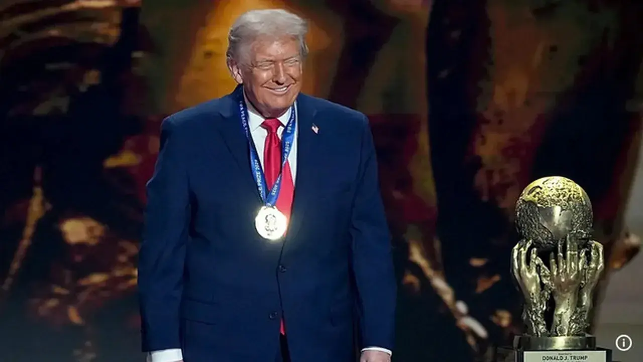 Trofi FIFA Peace Price diserahkan langsung oleh Presiden FIFA Gianni Infantino ke Donald Trump dalam acara pengundian Piala Dunia 2026 di Kennedy Center, Washington D.C, Jumat (5/12025). Trump