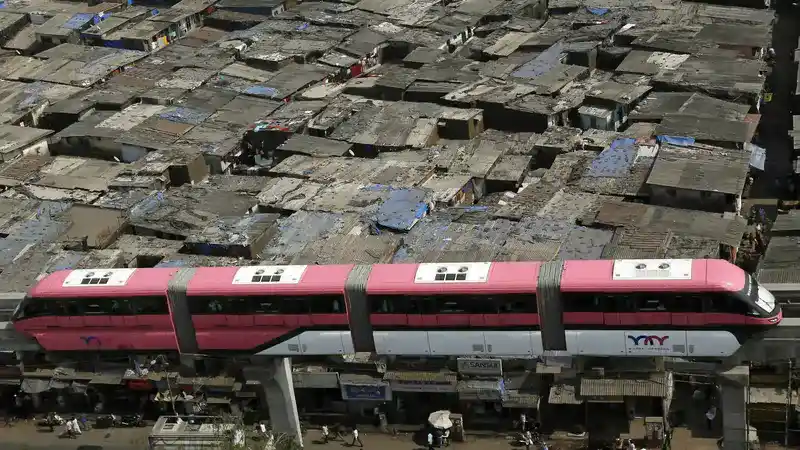 Sebuah kereta Monorail Mumbai melintas di area kumuh selama uji coba antara Wadala dan Chembur di Mumbai, India, Kamis (30/1/2014). (AP Photo/Rajanish Kakade) monorel