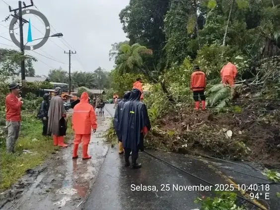 Tanah longsor yang menutup sejumlah akses jalan warga di Kabupatem Tapanuli Selatan, Sumatra Utara, Selasa (25/11). (Foto: BPBD Kabupaten Tapanuli Selatan) tanah longsor