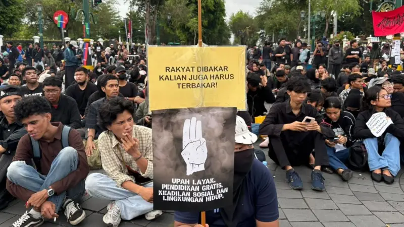 Berbagai kelompok mahasiswa di Yogyakarta berunjuk rasa di Titik Nol Kilometer, Rabu (28/10). demo - jogja