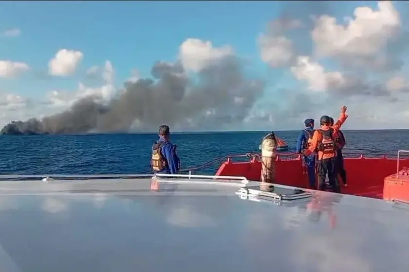 Tim SAR Gabungan Evakuasi Penumpang KMP Putri Yasmin Terbakar di Perairan Selat Lombok (Foto: Dok. Kantor SAR Mataram) kapal terbakar