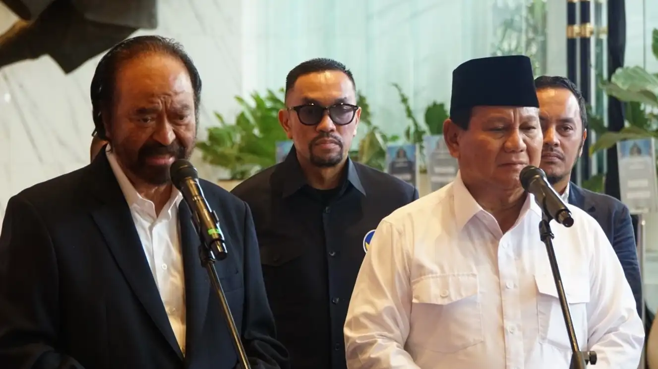 Ketua Umum Partai NasDem Surya Paloh bersama Ketua Umum Partai Gerindra Prabowo Subianto yang juga presiden terpilih 2024-2029 memberikan keterangan pers di NasDem Tower, Jakarta, Jumat (22/3/2025). (Sumber: https://partainasdem.id/) Surya Paloh