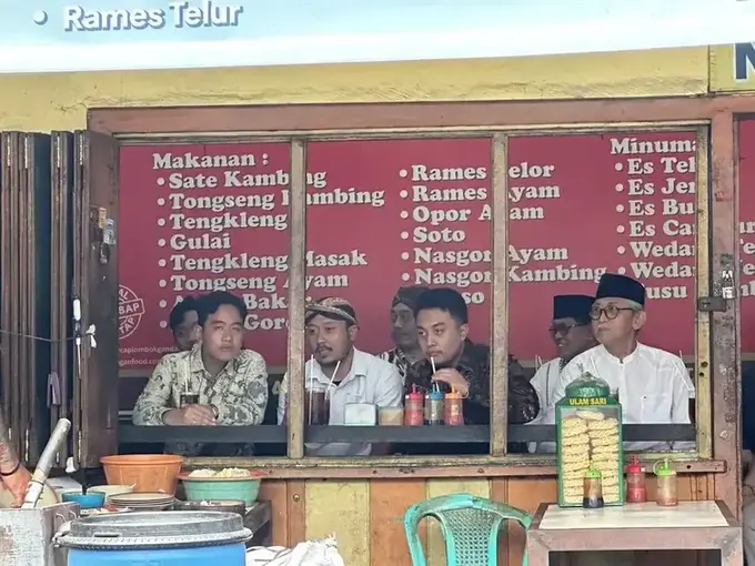 Raja Kembar Keraton Solo terlihat duduk bersebelahan diapit Gibran dan Tedjowulan. (Foto: IDN TImes) gibran - raja solo