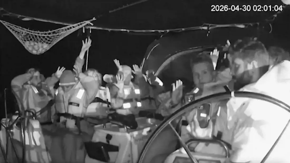 Cuplikan dari rekaman CCTV hitam putih ini menunjukkan anggota di atas kapal armada dengan tangan terangkat ke udara saat pasukan Israel mencegat para aktivis yang berlayar awal bulan ini dari Barcelona untuk mencoba menerobos blokade maritim Israel terhadap Gaza, di dekat pulau Kreta di selatan Yunani, Kamis pagi, 30 April 2026. (Global Sumud Flotilla via AP) Global Summud Flotilla