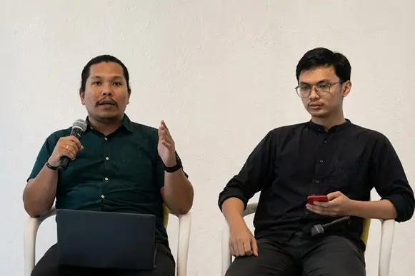 Koordinator Penanganan Kasus LBH Masyarakat, Yosua Octavian (kiri) dan peneliti Kontras, Hans Giovanny (kanan) dalam diskusi di kantor ICW Jakarta, Rabu (10/06/2026). (Foto: Hukum Online) Yosua Octavian