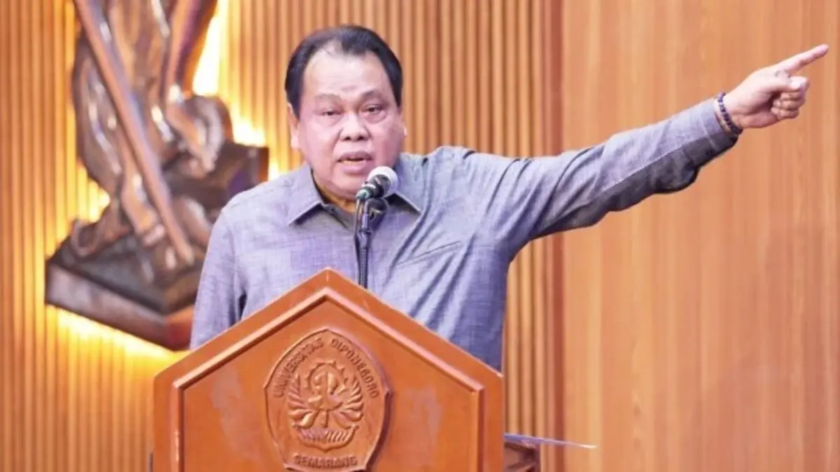 Hakim Konstitusi Arief Hidayat menyampaikan ceramah kunci pada Seminar Nasional dalam rangkaian Diponegoro Law Fair 2024 di Auditorium Universitas Diponegoro (Undip) pada Ahad (27/10/2024). (Humas MK/Panji mahkamah konstitusi