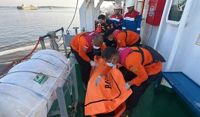 Evakuasi dan pencarian korban kapal Virgo Transport 8 yang tenggelam di perairan Laut Jawa (Foto: Dok.Basarnas) evakuasi KM Virgo