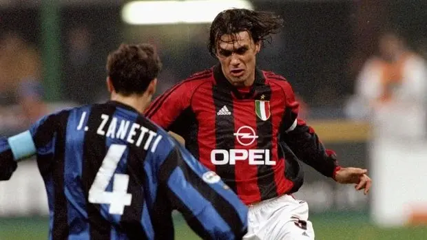 Paolo Maldini berduel dengan Javier Zanetti saat AC Milan melawan Inter Milan di 1999.
(Foto: Claudio Villa /Allsport) seri A