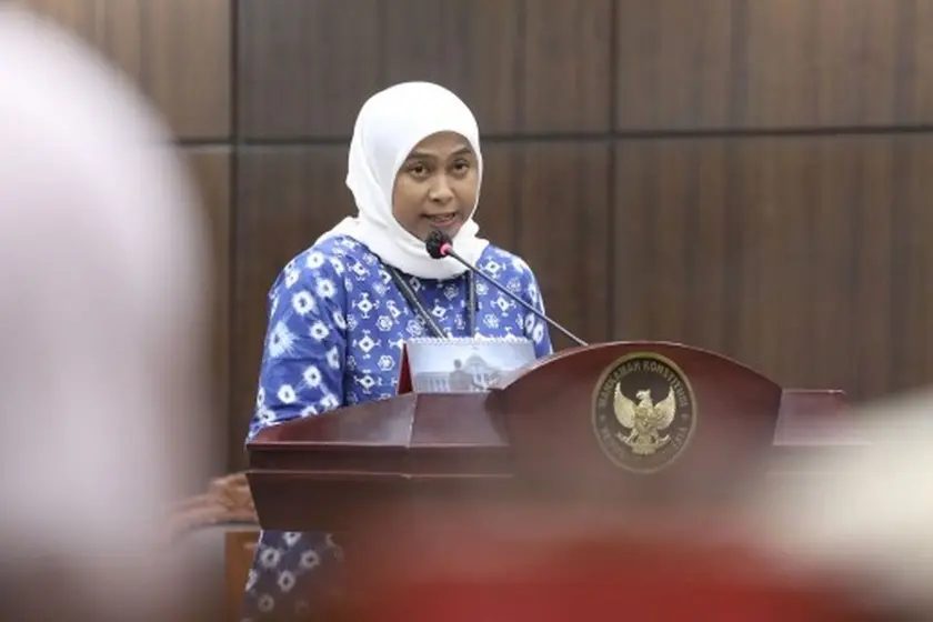 Dosen tetap non-ASN (Aparatur Sipil Negara), Universitas Airlangga (Unair), Cenuk Widiyastrisna Sayekti saat menyampaikan permasalahan soal ironi gaji dosen dalam sidang di Mahkamah Konstitusi (MK), Jakarta pada Selasa (30/6/2026).(Foto: Dok. Mahkamah Konstitusi)
Dosen Unair