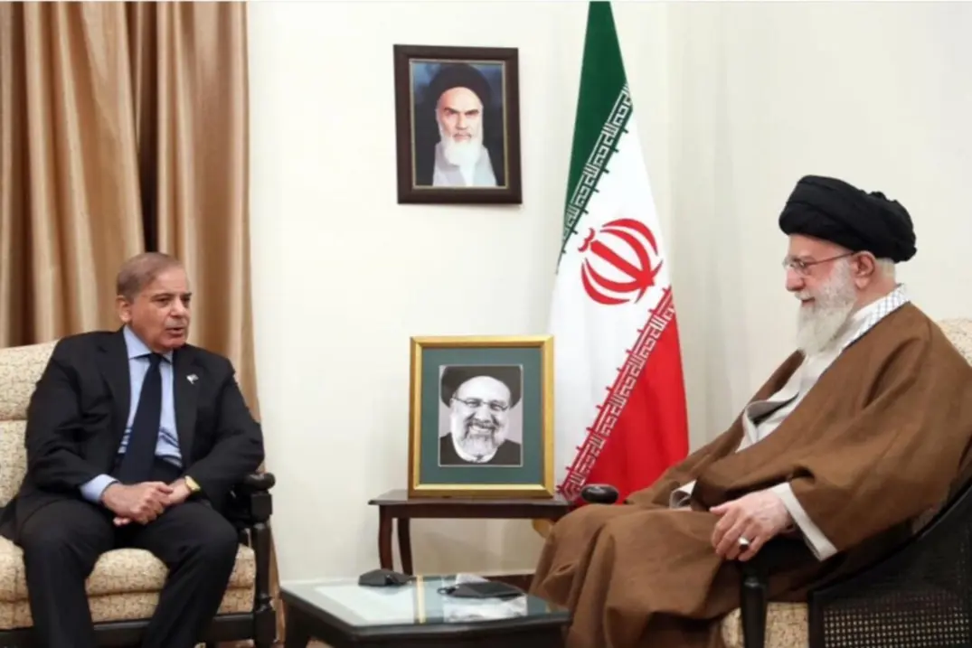 Pertemuan PM Pakistan Muhammad Shehbaz Sharif dan Pemimpin Tertinggi Iran Ayatollah Khamenei, pada 22 Mei 2024, (Foto: Kantor PM Pakistan) Shehbaz Sharif