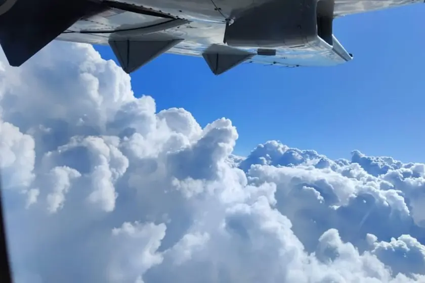 TNI Angkatan Udara (AU) mengerahkan satu pesawat Casa NC-212i untuk memodifikasi cuaca hujan buatan. (Foto: Dok. Dispenau) tni au - cuaca