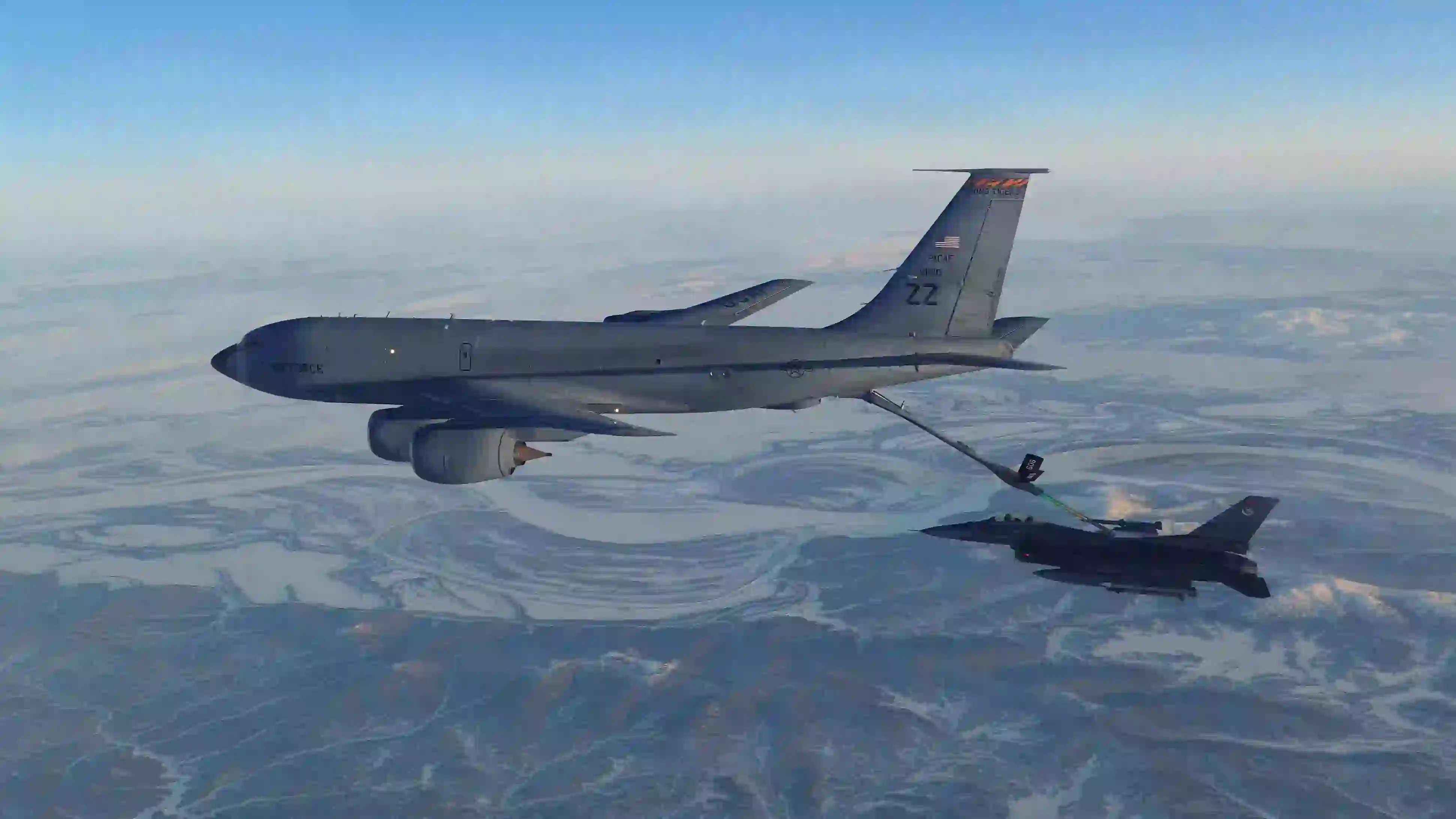 Foto yang disediakan Departemen Pertahanan Amerika Serikat (AS) menunjukkan pesawat tempur F-16 Komando Pertahanan Udara Amerika Utara (NORAD) sedang mengisi bahan bakar dari pesawat KC-135 Stratotanker di atas Alaska bagian barat pada hari Kamis, 19 Februari 2026. (Departemen Pertahanan AS melalui AP) F-16