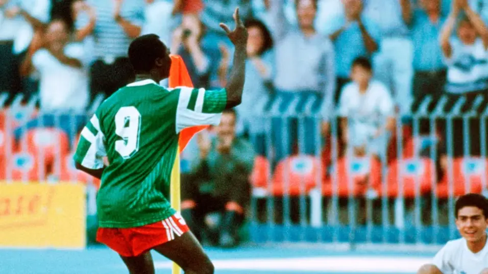 Pemain Kamerun, Roger Milla merayakan gol dengan cara yang belum pernah dilakukan oleh siapa pun sebelumnya usai mencetak gol ke gawang Kolombia di babak 16 besar Piala Dunia 1990. (Foto: FIFA) Roger Milla