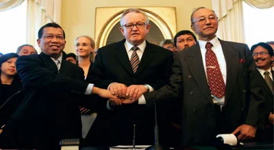 Pendatanganan MoU Helsinki antara Gerakan Aceh Merdeka (GAM) dan Pemerintah Indonesia pada 15 Agustus 2005. (Foto: wordpress.com) MoU Helsinki