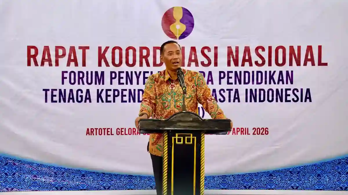 Wakil Menteri Pendidikan Tinggi, Sains, & Teknologi (Wamendiktisaintek) Fauzan berpidato di depan peserta Rapat Koordinasi Nasional (Rakornas) Forum Penyelenggaraan Pendidikan Tenaga Kependidikan Swasta Indonesia (FPPTKSI), Rabu (22/4/2026). Fauzan