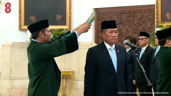 Presiden RI Prabowo Subianto melantik Donny Ermawan Taufanto sebagai Gubernur Universitas Republik Indonesia (URI). (Foto: Sekretariat Presiden)
Donny Ermawan Taufanto