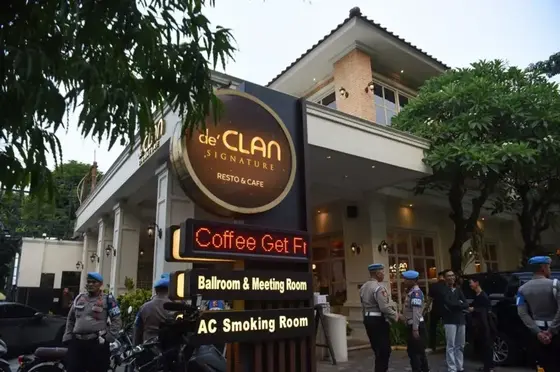 Personel Provost Polri berada di depan salah satu kafe saat berlangsungnya penggeledahan di kawasan Cipete, Jakarta, Rabu (08/07/2026). (Foto: Antara) D Clan